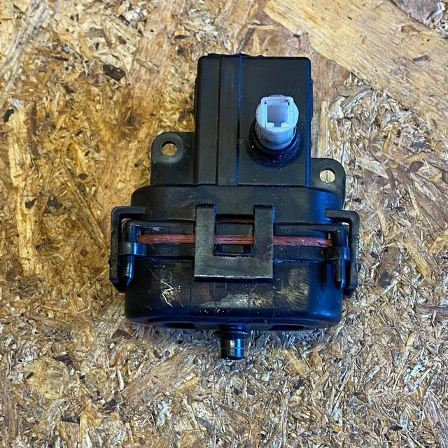 thumbnail image 2 of Used Mercedes-Benz OEM AC System Cut-Off Relay 0035455605 / 0035456505 – 6-Cylinder (1993-1995) 2 of 3