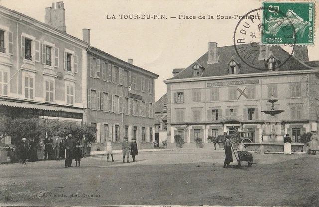 CPA AK LA TOUR-du-PIN - Le nouveau tramway place de la Sous Prefecture