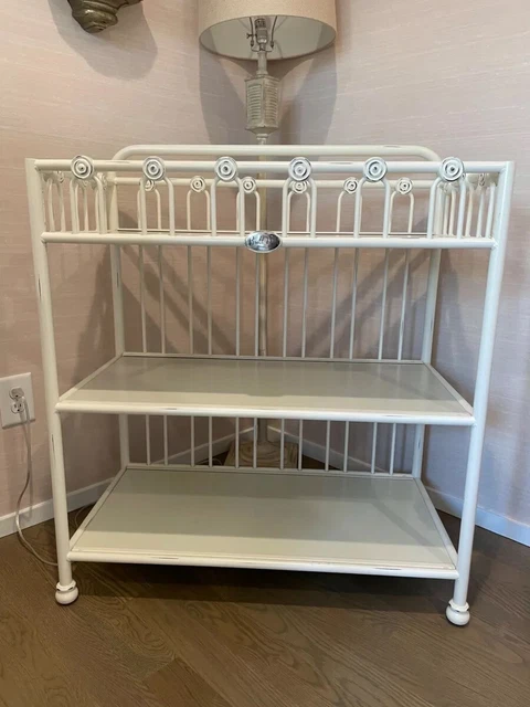 Bratt Decor changing table Bratt Decor changing table