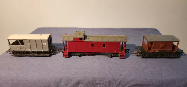 Trio of TRIANG CABOOSE & BRAKE VANS MODEL TRAINS - pre-owned