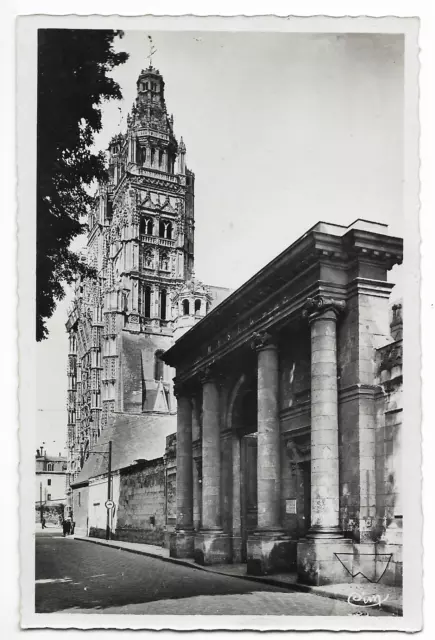 CPSM " TOURS - Entrée du Musée et Tours de la Cathédrale