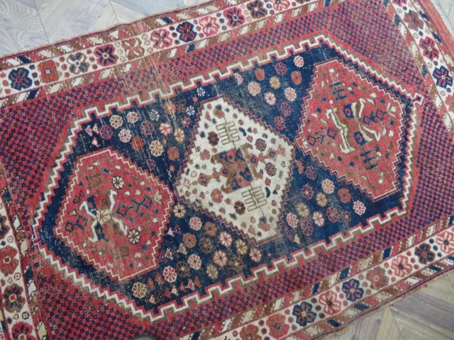 EIN ANTIKER HANDGEFERTIGTER TRADITIONELLER ORIENTALISCHER TEPPICH (183 x 122 cm) +