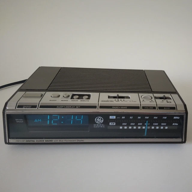 GE 7-4646A Radio Alarm Clock-AM/FM-Vintage 1988-Blue Digits-Tested/Works