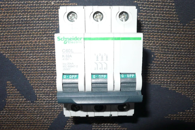 Disjoncteur Triphasé Schneider Electric - 32A - Courbe D - A9F75332 - Merlin Gerin