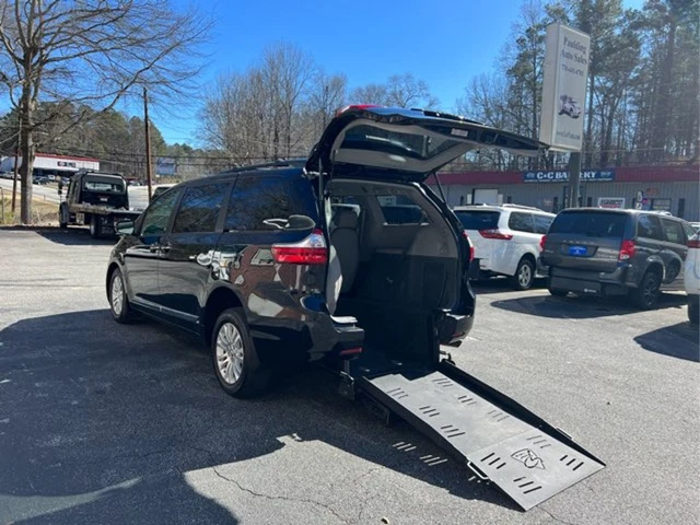 2016 Toyota Sienna XLE Premium handicap wheelchair rear entry