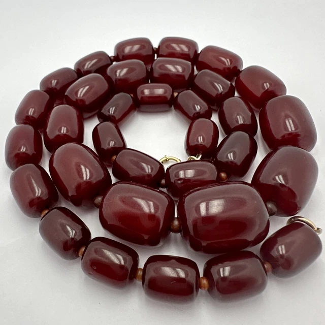 Collier Vintage En Bakélite – Perles Ton Sur Ton Cerise – 27 Perles, 88 Grammes – Occasion – Sans Marque