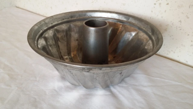 Ancien Moule à gâteau en métal pour cuisson au four  " Kouglof "
