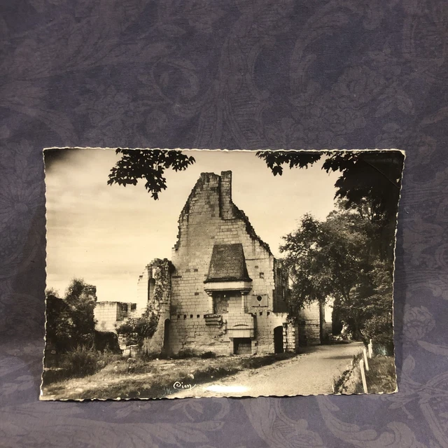 En Touraine Les Chateaux de la Loire postcard