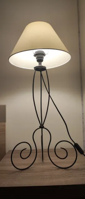 Lampe Art Déco Pieds Fer Forgé Noir Abat-jour Blanc Design Élégant 68 cm Chambre