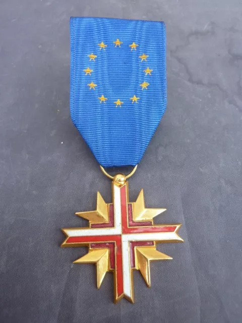 Trés Belle Et Ancienne Médaille Militaire Communauté Européenne