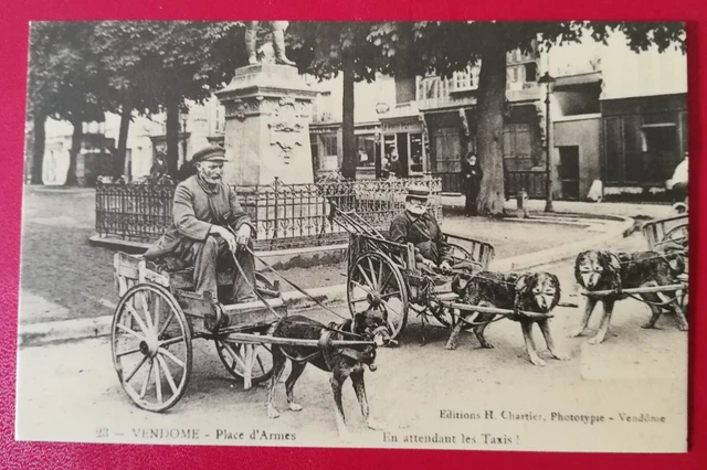 Reproduction de CPA - VENDOME -Place D'Armes En attendant les Taxis !