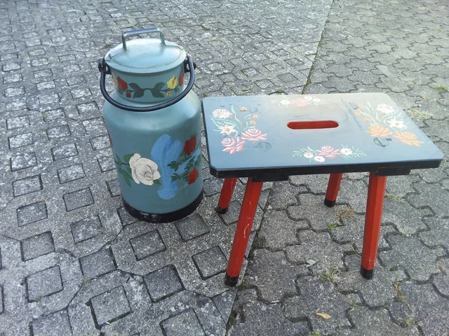 Milchkannne und Hocker