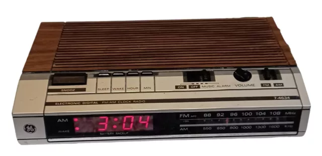 Vintage General Electric AM/FM Alarm Clock/Radio Model 7-4634B Woodgrain | WORKS