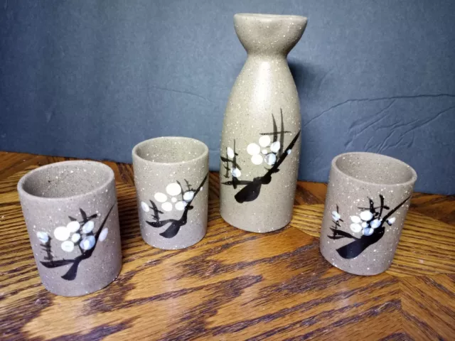 Sake Jar With Cups