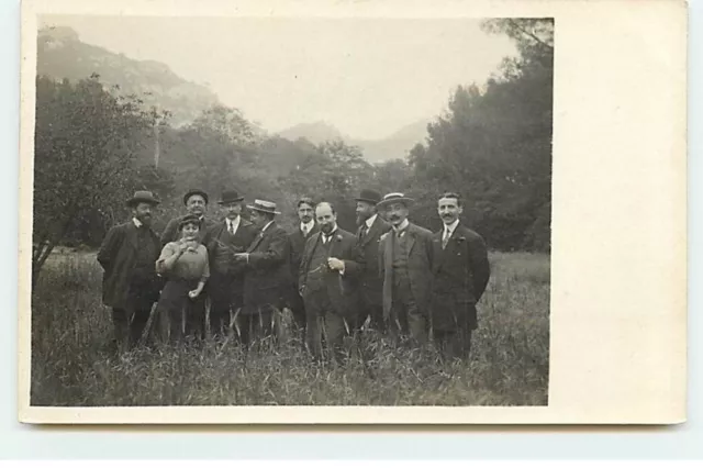 Carte Photo a Identifier - Groupe d'hommes et une femme dans une  - ST138 - 144