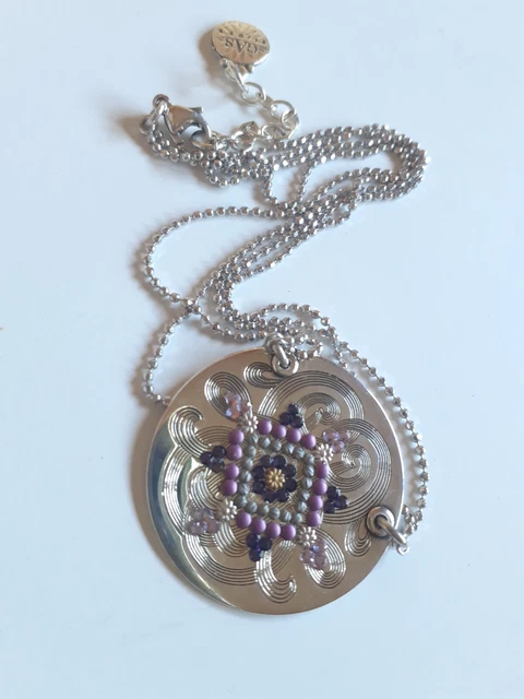 Collier ras de cou : un incontournable pour avoir du style