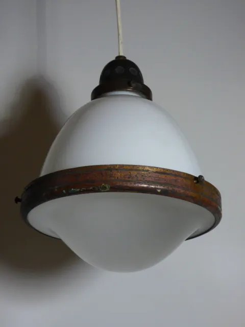 Ancienne lampe suspension, globe opaline vers 1900. Lustre, Art Nouveau Art Déco