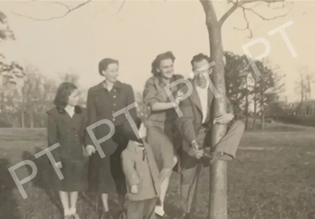 Vintage Photo Snapshot of Tree Hugger Man & Ladies 1940s Pretty Women Humor