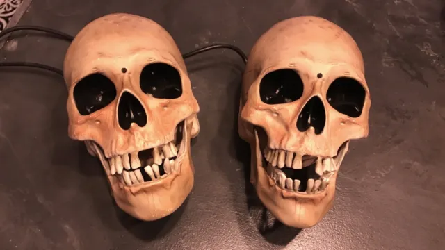 Halloween Gemmy Talking Interactive Chattering Skulls Prop Animated Light Up