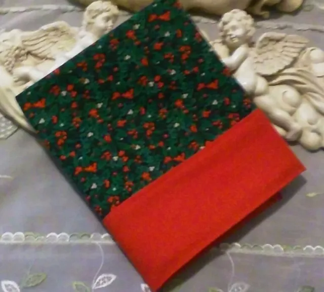 Country Cottage Winter Holiday Garden Of Green Holly & Red Berries Pillowcase