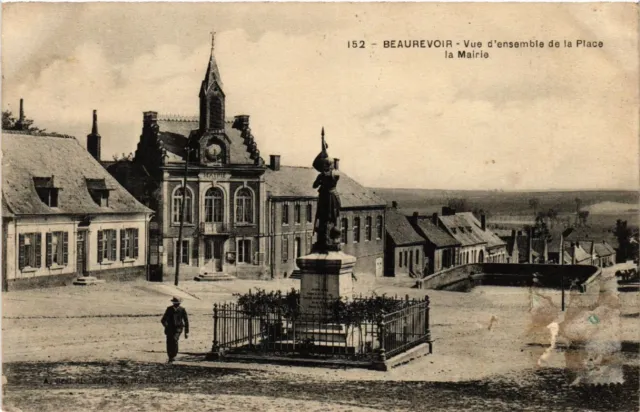 CPA BEAUREVOIR - Vue d'ensemble de la Place la Mairie (512500)