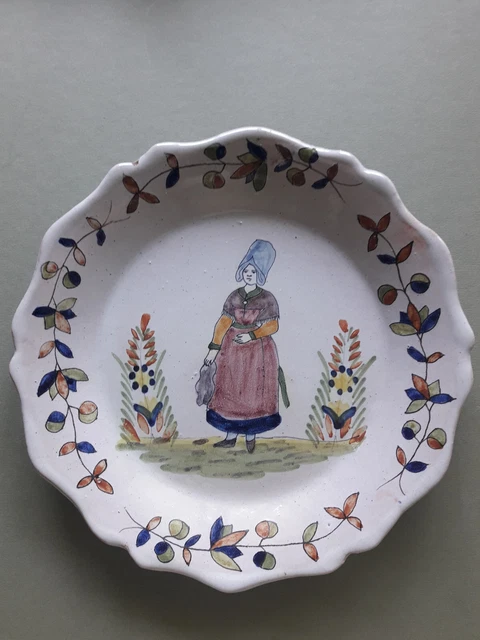 assiette ancienne en faience  , Malicorne .