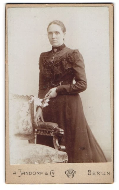 Fotografie A. Jandorf & Co., Berlin, Spittelmarkt 16-17, Bürgerliche Dame mit K