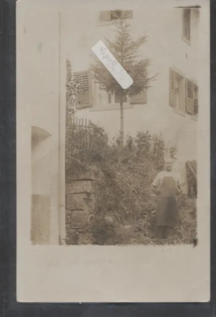 Mann bei der Gartenarbeit vor Haus  Fotokarte gest.  Rheinheim 1911