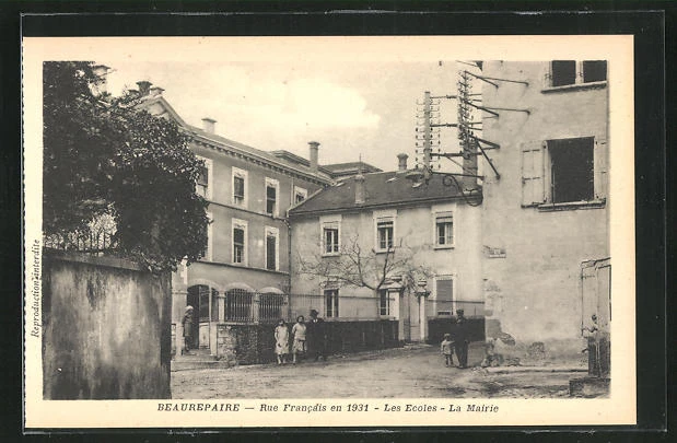 CPA Beaurepaire, Rue Francais en 1931, les Ecoles & la Mairie