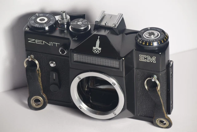 Cámara réflex Zenit EM '1980 Olympics' 35 mm - Probada y en funcionamiento, tiene problema de espuma de prisma