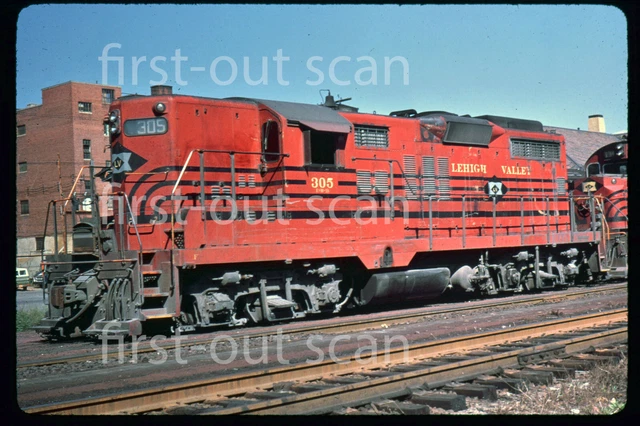 R DUPLICATE SLIDE - Lehigh Valley LV 305 EMD GP-18 at Leighton PA 1968