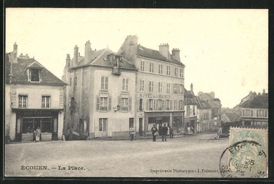 CPA Écouen, La Place, Hôtel de la Mairie