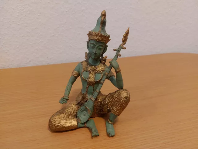 Thailändische vergoldete Vintage-Bronzestatue eines Musik spielenden Prinzen