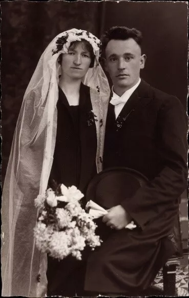 Foto Ak Frau mit Schleier, Mann im Anzug, Hochzeitspaar - 3045387