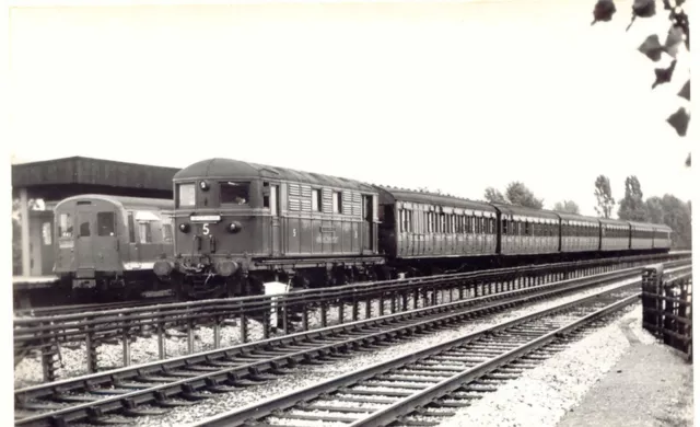 Locomotora eléctrica GB London de 1922 tren tirado de 1910 a través de Northwick