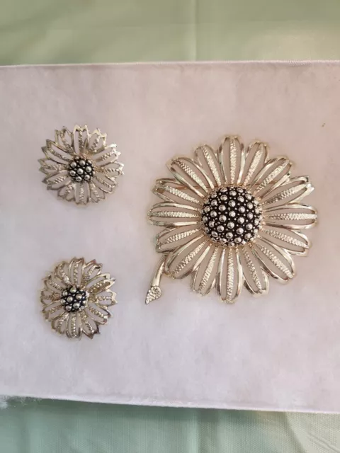 Vintage Sarah Coventry Gold Tone Sunfloer Brooch And Matching Clip On Earrings