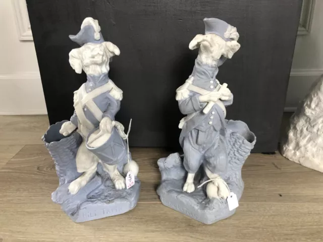 Paire vases sculpture porcelaine XIXéme biscuit chien militaire marque ML
