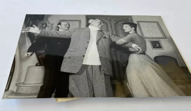 Photo Presse Originale Argentique Maurice Chevalier 1956 Danse Potagere Tampon 3