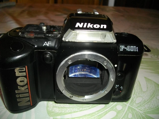 Nikon FM 35mm Camera Body, Chrome SN2427542 *PARTS/REPAIR* AS