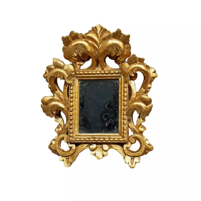Pequeño espejo antiguo con marco de madera de tilo dorada de estilo barroco.