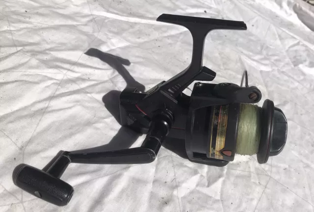 Daiwa RB2600 Spinning Fishing Reel for parts or repair 