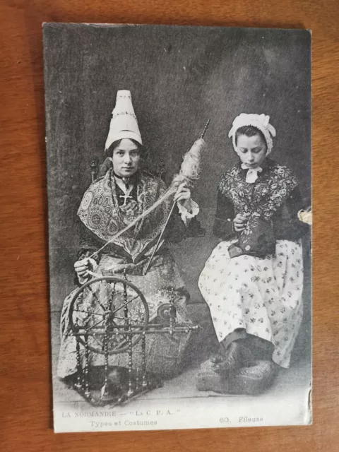 CPA - 14 - LA NORMANDIE - Types et Costumes , Fileuse