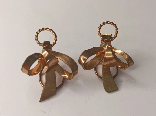 Boucles d'oreilles noeud en or : élégants clous en ruban de