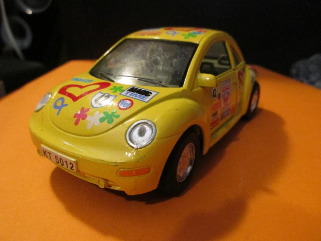 Véhicule miniature VW VOLKSWAGEN COCCINELLE BUG NEW BEATLE JAUNE A FRICTION