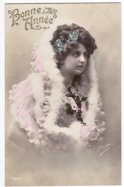 CPA - Charme, beauté, femme. Portrait au boa.