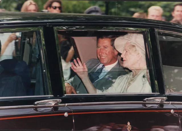 THE QUEEN MOTHER & PRINCE CHARLES Original Vintage AGENCY CANDID PHOTO