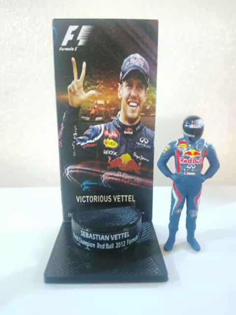 Figur 1/43 Sebastian Vettel Red Bull 2012 + Podium Weltmeister Formel 1 3