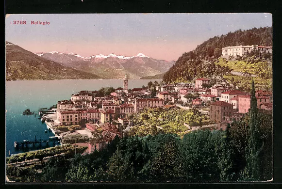 AK Bellagio, Lago di Como, Waldpartie mit Blick auf die Stadt und Bergpanorama