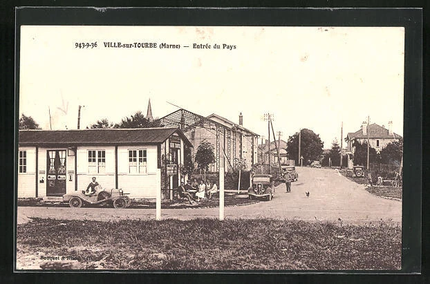 CPA Ville-sur-Tourbe /Marne, Entrée du Pays, vue de la rue, Gasthof, Automobile