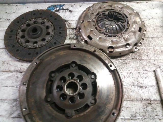 Volant Moteur (flywheel) Pour Mazda 6 GH 2.2D 95kW - Référence R2A116410A - Occasion - Kilométrage 48 211 Km